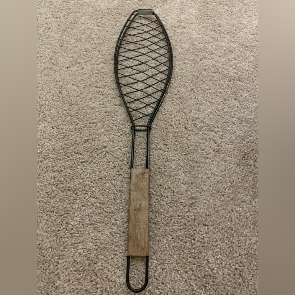 Barbeque fish holding tool